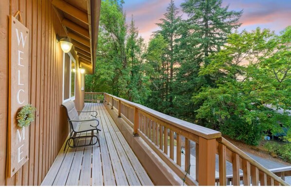 Terrace/patio - 4-bedroom house in serene Hillsboro with entertainment room, AC (Hillsboro)