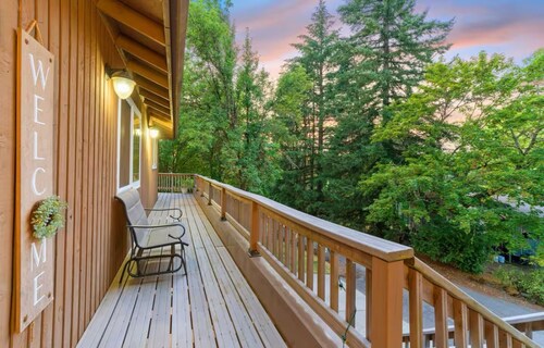 4-bedroom house in serene Hillsboro with entertainment room, AC