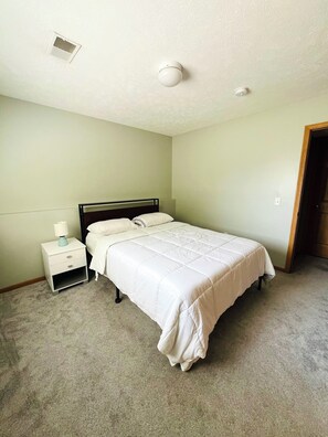 4 bedrooms, iron/ironing board, WiFi