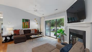 Televisión y chimenea