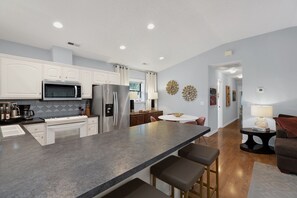 Mikrowelle, Ofen, Herdplatte, Geschirrspüler