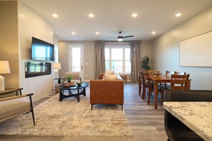 Una televisión, una chimenea