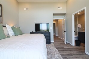 3 bedrooms, iron/ironing board, WiFi, bed sheets - 3BR Condo Near Ripken Experience & LeConte Center (Pigeon Forge)