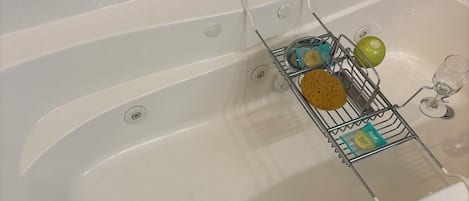 Een douche, een bubbelbad, een haardroger, handdoeken
