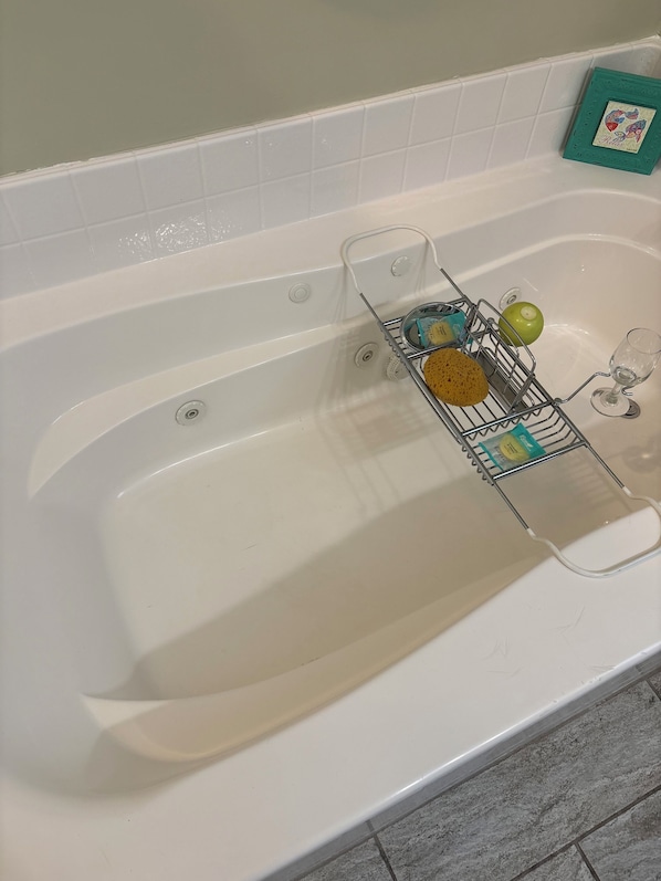 Shower, jetted bath, hair dryer, towels