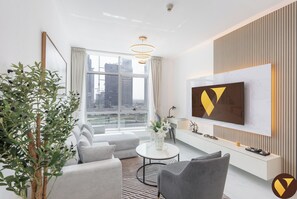 Standard-Apartment, Balkon, Stadtblick | Wohnbereich | 65-Zoll-Smart-TV mit Satellitenempfang