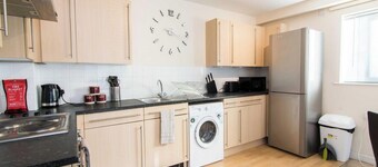 Central Coventry 2-Bed Flat – Business & Leisure
