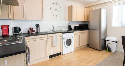 Central Coventry 2-Bed Flat – Business & Leisure