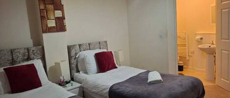 2 chambres, fer et planche à repasser, Wi-Fi, draps fournis