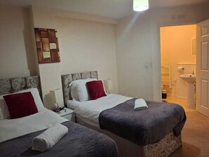 2 chambres, fer et planche à repasser, Wi-Fi, draps fournis