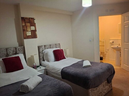 Central Coventry 2-Bed Flat – Business & Leisure