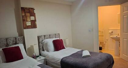 Central Coventry 2-Bed Flat – Business & Leisure