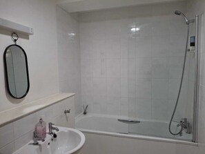 Haartrockner, Handtücher, Shampoo, Toilettenpapier