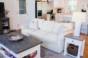 Living area - 3BR Midtown Ranch. 15min to Wrighstville & Downtown (Wilmington)