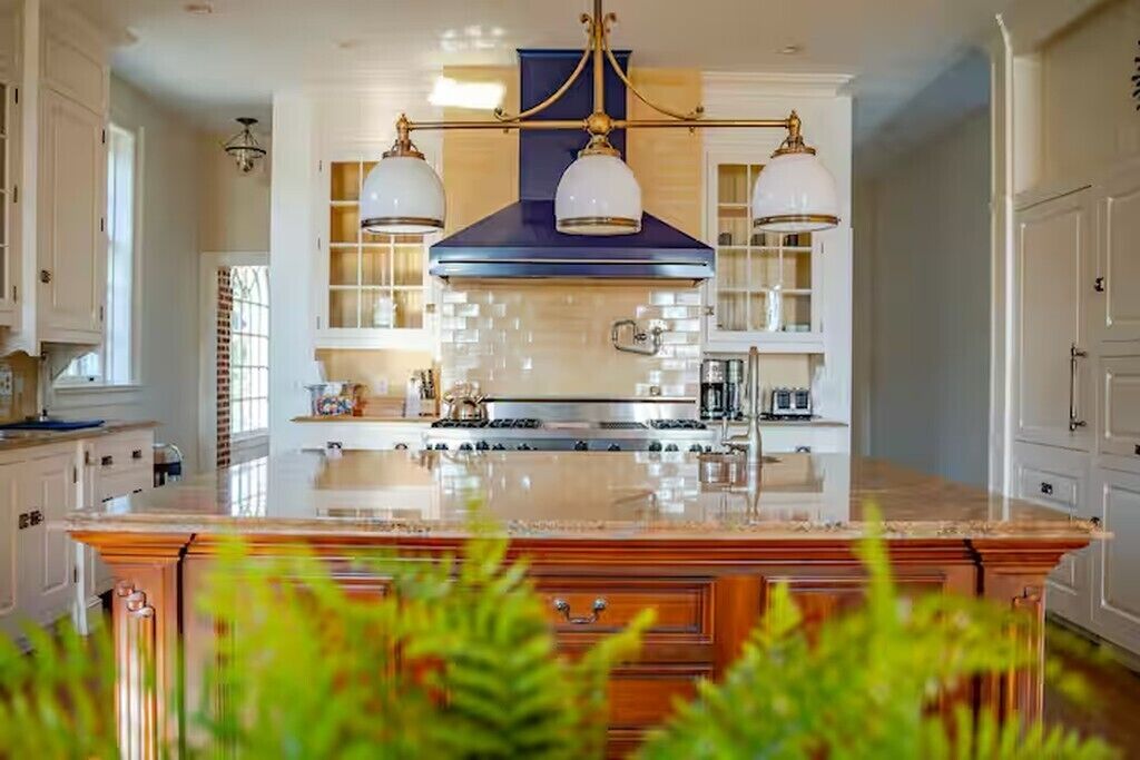 Fridge, oven, stovetop, coffee/tea maker