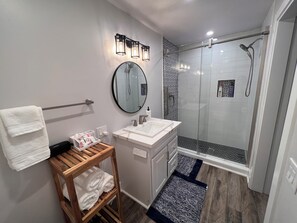 Dusche, Haartrockner, Bidet, Handtücher