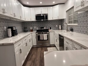 Microondas, horno, parrilla de estufa y lavavajillas 