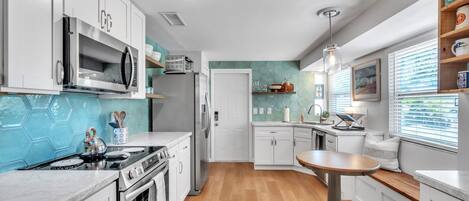 Micro-ondes, four, plaque de cuisson, lave-vaisselle