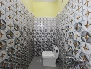 Family Room With Mountain View | Salle de bain | Douche, articles de toilette (gratuits), séchoir à cheveux