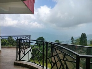 Family Room With Mountain View | Balcony