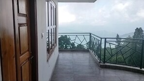 Un balcón con vistas a un paisaje montañoso.