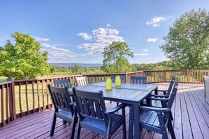 Outdoor dining - Sauna, theatre, game room, gym, EV charger hot tub, firepit ,baby accommodations (Toms Brook)
