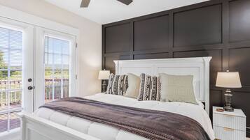 4 habitaciones, escritorio y tabla de planchar con plancha