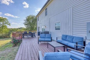 Outdoor dining - Sauna, Theatre, Game Room, Gym, EV Chrger, Firepit (Toms Brook)
