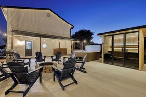 Terrace/patio - Sauna, theatre, game room, gym, EV charger hot tub, firepit ,baby accommodations (Toms Brook)