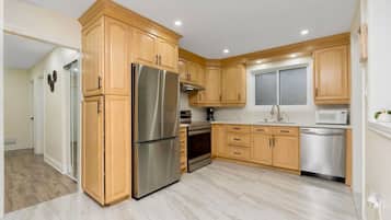 Een koelkast, een magnetron, een oven, een kookplaat