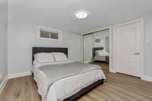 Desk, iron/ironing board, WiFi, bed sheets