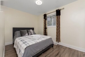 Desk, iron/ironing board, WiFi, bed sheets