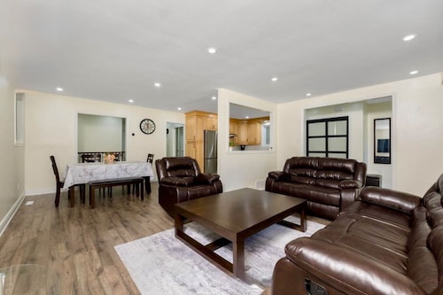 Beautiful Bungalow in Historic Town w/ Pool Table