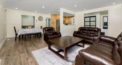 Beautiful Bungalow in Historic Town w/ Pool Table