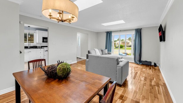 Un apartamento moderno con comedor, sala de estar y cocina.