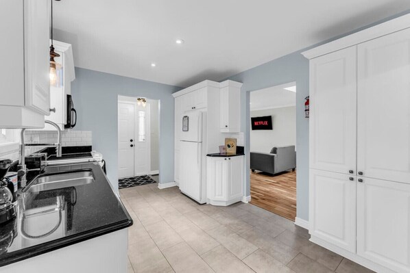 Réfrigérateur, micro-ondes, four, plaque de cuisson