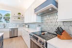 House, Multiple Beds (Sun Kissed Villa) | Private kitchen