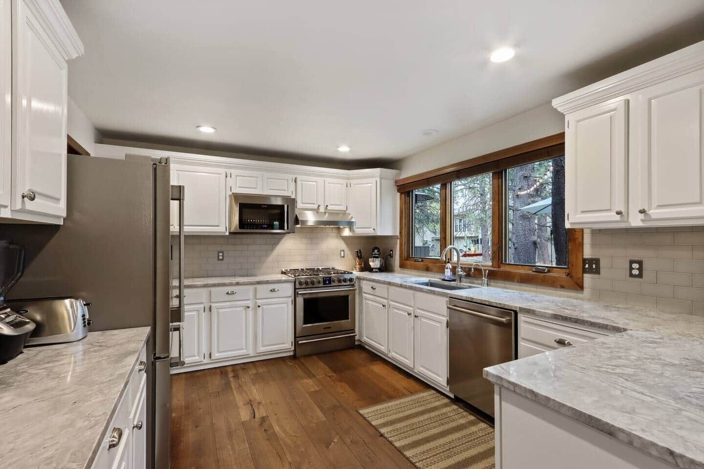 Jääkaappi, mikroaaltouuni, uuni, liesi