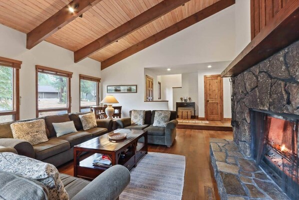 テレビ、暖炉、卓球台