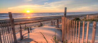 OceanViews, 7 Bedroom ~ HotTub, Oceanside quiet neighborhood with community pool