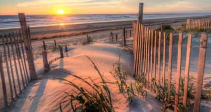 OceanViews, 7 Bedroom ~ HotTub, Oceanside quiet neighborhood with community pool