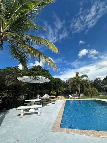 Charming 2-bedroom Apartment in Palm Beach Near Airport with Pool/Gym Access