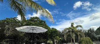 Charming 2-bedroom Apartment in Palm Beach Near Airport with Pool/Gym Access