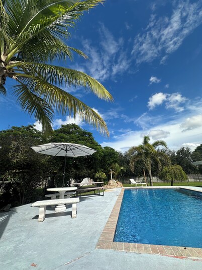 Charming 2-bedroom Apartment in Palm Beach Near Airport with Pool/Gym Access