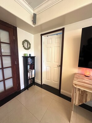 Interior - Charming 2-bedroom Apartment in Palm Beach Near Airport with Pool/Gym Access (Haverhill)