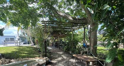 Charming 2-bedroom Apartment in Palm Beach Near Airport with Pool/Gym Access