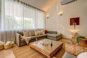 TV, offices - Playacar Penthouse: Pool, Cenote, Gated Community (Playa del Carmen)