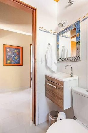 Vila | Banheiro | Chuveiro, toalhas de banho, papel higiênico