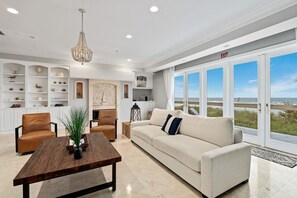 TV connectée, lecteur de DVD, livres, vidéothèque