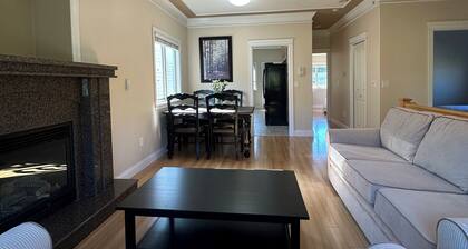 Bright West Side Retreat âą 3BR âą Kitchen & Living